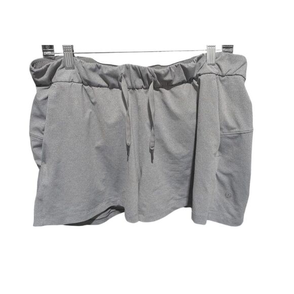 LULULEMON ATHLETICA On The Fly Short '2.5" In Heathered Slate Size 12 - Picture 4 of 7